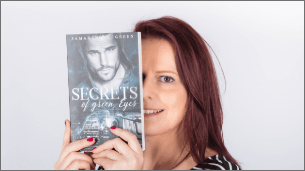 Autorin Samantha J. Green mit ihrem Buch Secrets of green Eyes Autorin Samantha J. Green mit ihrem Buch Secrets of green Eyes