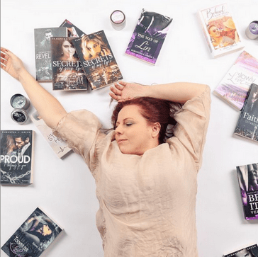 Autor Samantha J. Green mit ihren Büchernglossy Autor Samantha J. Green mit ihren Büchern